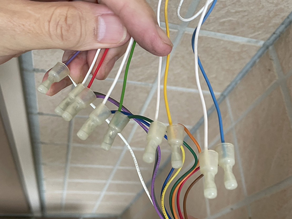 新しいリーダーを取り付けます。写真は結線の状態。