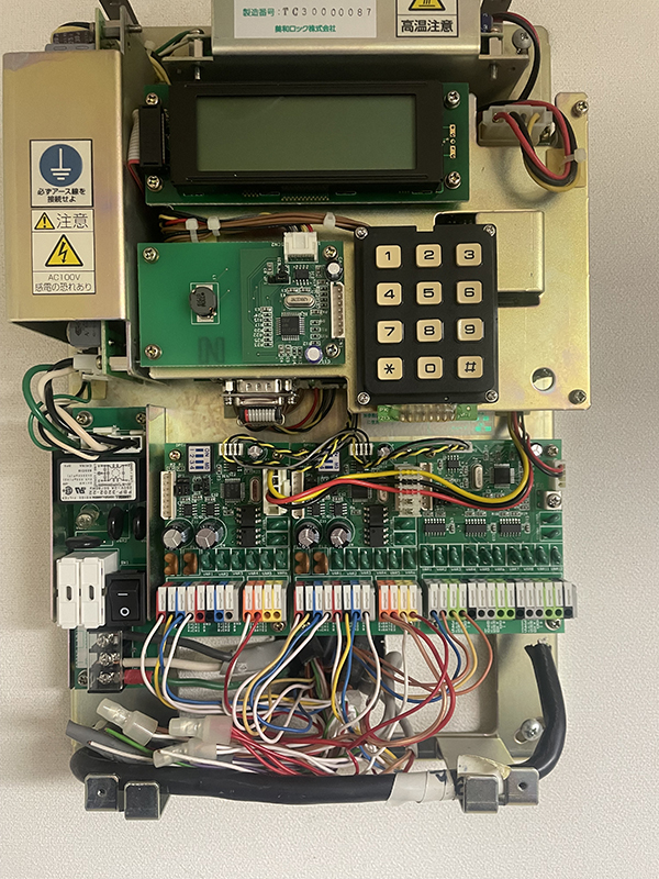 既存の機械を取り外します。