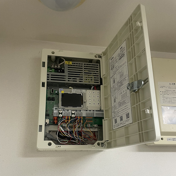 新しい登録制御器の設置作業