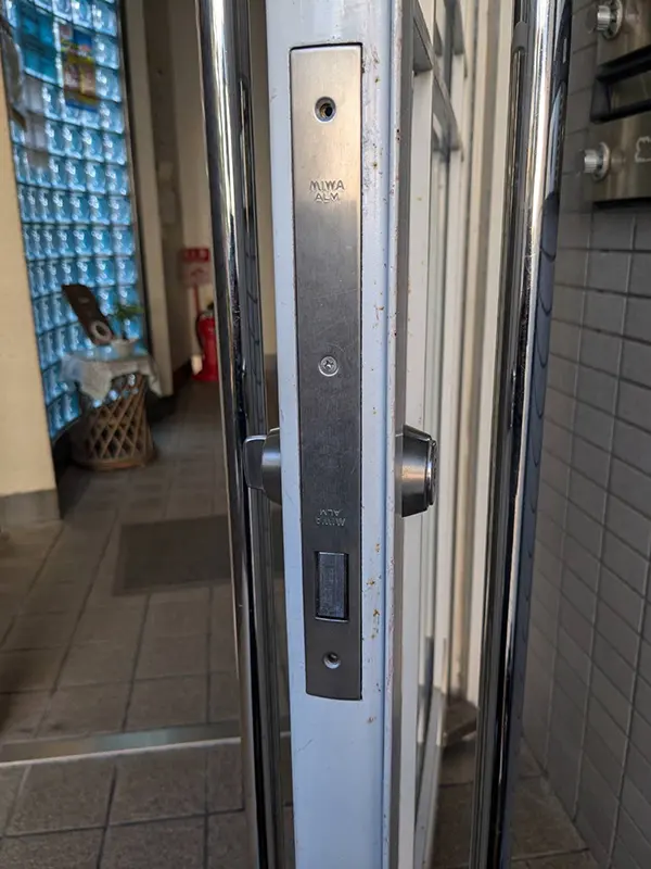 既存の電気錠を取り外します。