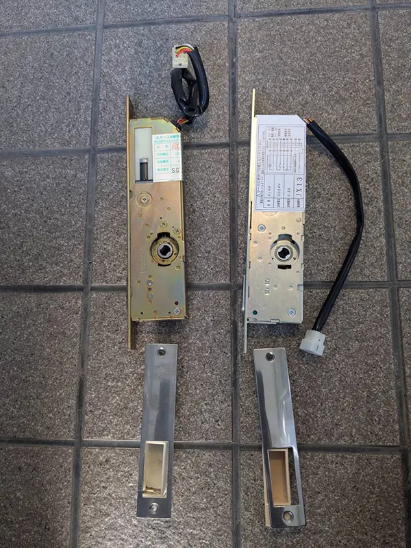 左が既存品、右がこれから取り付ける電気錠