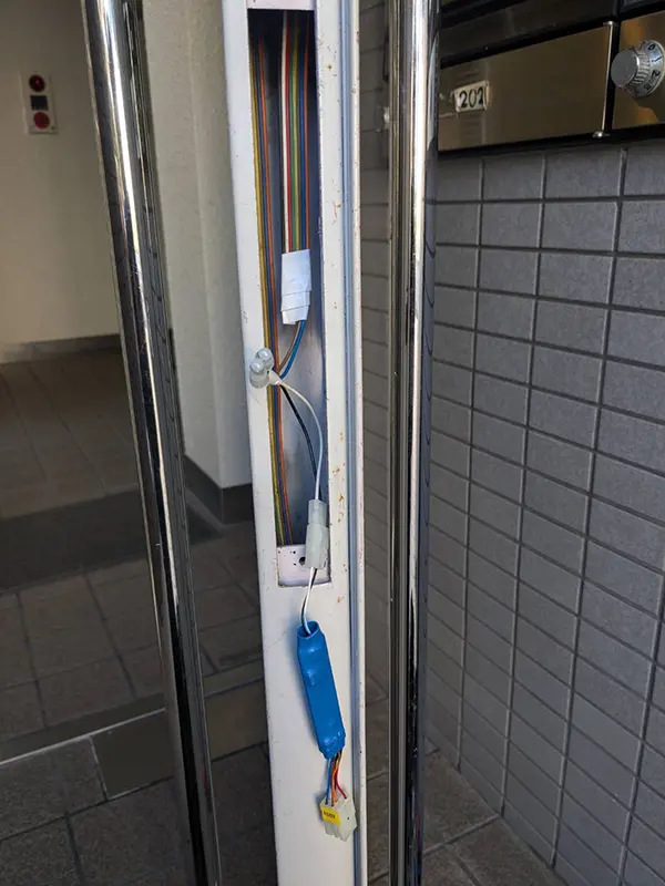 既存品を取り外して、電気錠のケーブルも取り付けます。