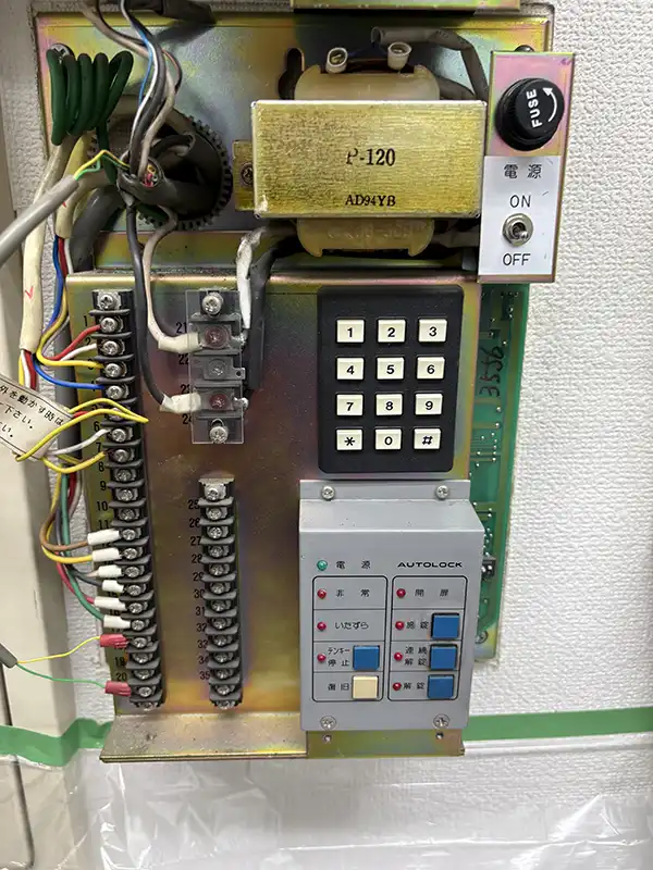 既設の電気錠制御器。