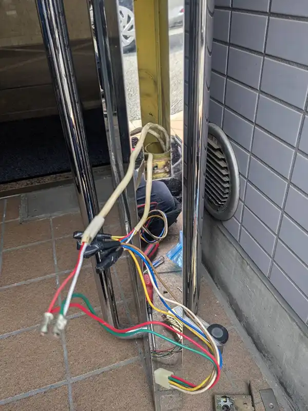 電気錠のケーブルを再結線します。