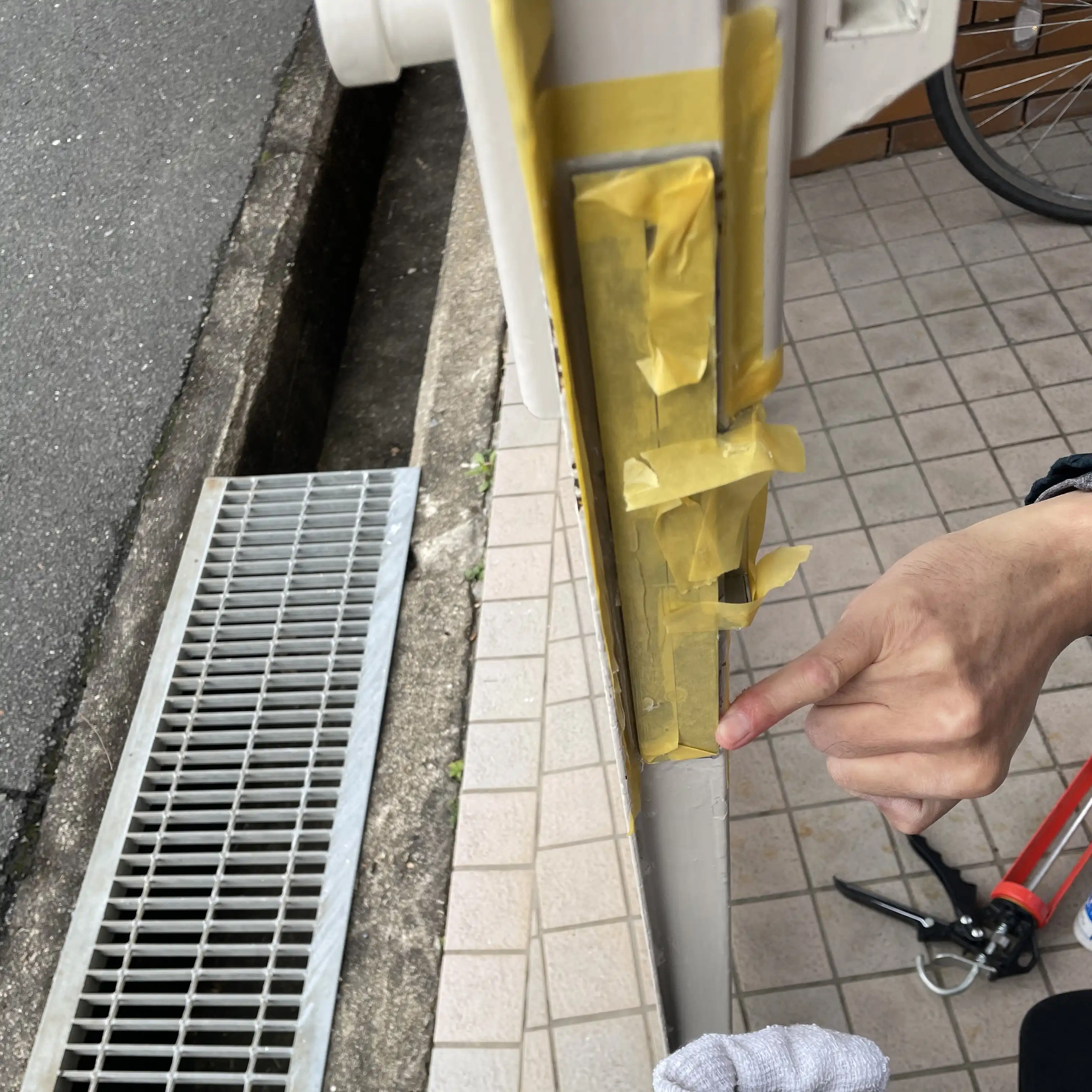 マスキングテープで養生