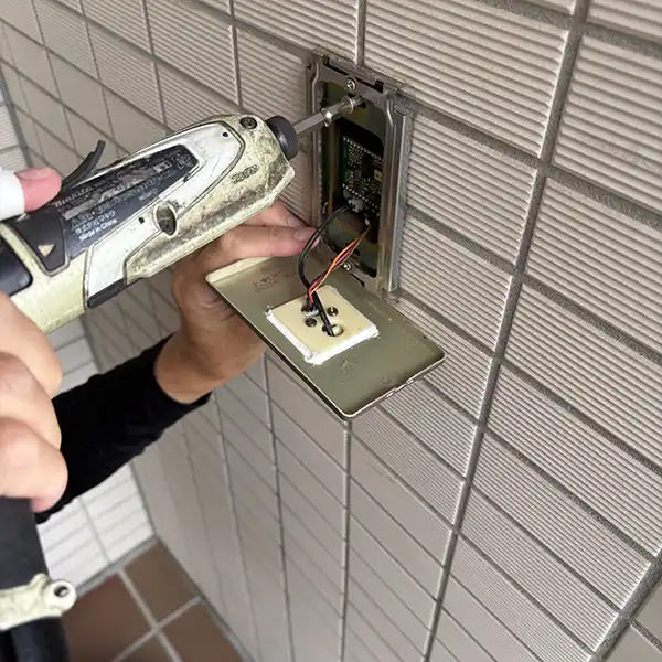 蓋を取り外して、既存の機器を取り外します。