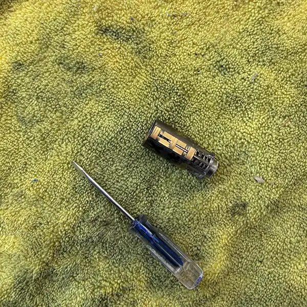 シリンダーの分解洗浄。