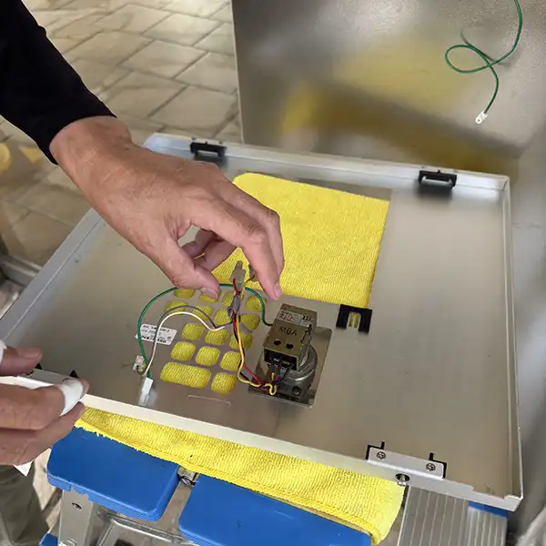 蓋を取り外します