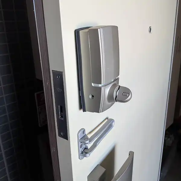 既存のシリンダーを取り外します。