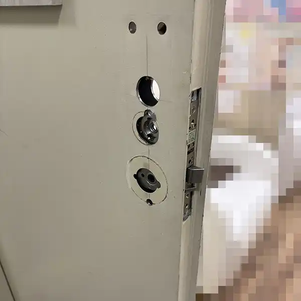 扉も加工します。